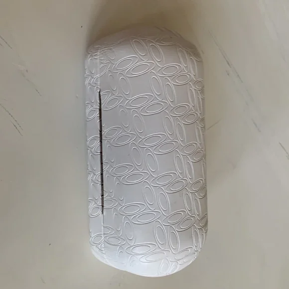 Oakley white sunglass case - Picture 4 of 4